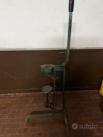 Vecchia tappatrice a leva per bottiglie di vino