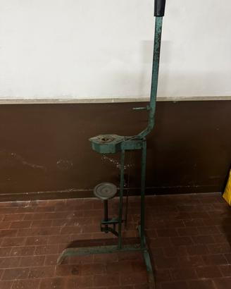 Vecchia tappatrice a leva per bottiglie di vino