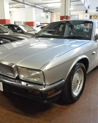 Auto d'epoca con targa originale BOB77417