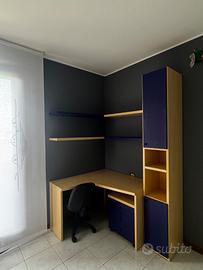 Scrivania ad angolo con libreria e mensole