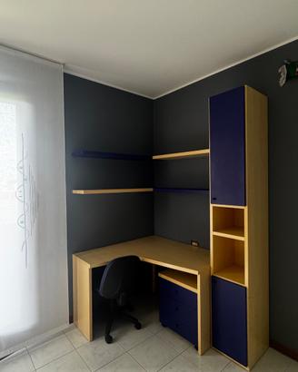Scrivania ad angolo con libreria e mensole