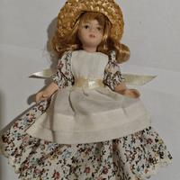Bambola di porcellana, con abito stile vittoriano