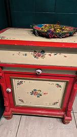 Mobiletto decorato