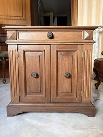 Mobiletto in legno con due ante e cassetto