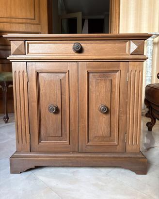 Mobiletto in legno con due ante e cassetto