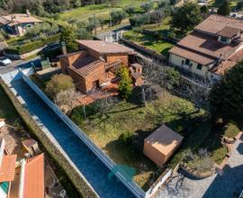 Zagarolo: villino unifamiliare con giardino