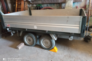 Rimorchio ribaltabile trilaterale