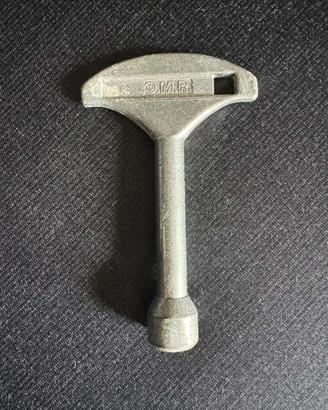 chiave triangolare per apertura cassette