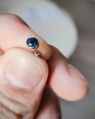 Orecchino piercing oro bianco e zaffiro