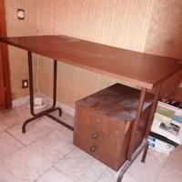 scrivania nuova e poltroncine. 