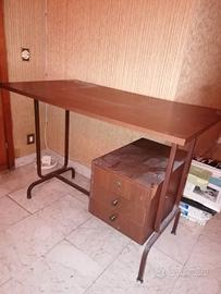 scrivania nuova e poltroncine. 