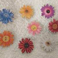 Bottoni a forma di margherite colorate