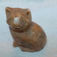 Statuetta gatto seduto in pietra ollare.