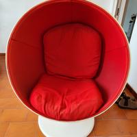 Ball Chair Eerio Aarnio bianca e rossa 