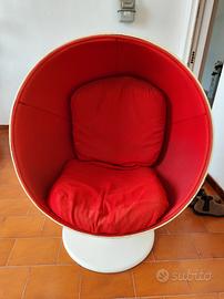 Ball Chair Eerio Aarnio bianca e rossa 