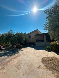 Villa indipendente con piscina e terreno 