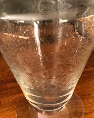Bottiglie vino e caraffa antiche