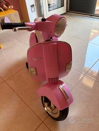 Vespa elettrica rosa per bambini