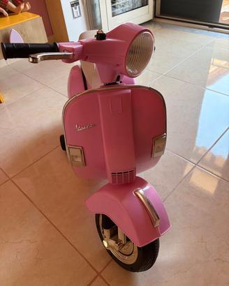 Vespa elettrica rosa per bambini