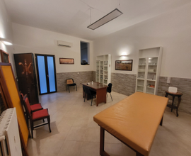 Due locali per ufficio/studio piano terra