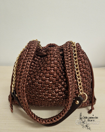 Pouch bag marrone