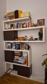 Libreria moderna componibile bianca e wengé