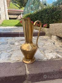 Anfora/ brocca vintage in ottone martellato con ma