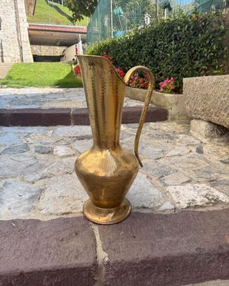 Anfora/ brocca vintage in ottone martellato con ma