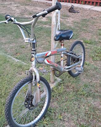 bicicletta tipo bmx freestyle 