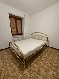 Letto matrimoniale vintage in ferro dorato