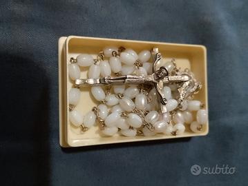 Rosario in madreperla e metallo. 