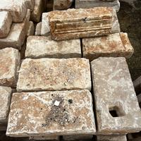 Blocchi antichi in pietra leccese