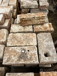Blocchi antichi in pietra leccese