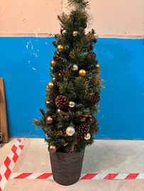 Albero di Natale artificiale decorato con luci
