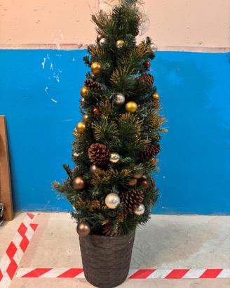 Albero di Natale artificiale decorato con luci