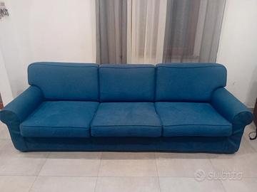Divani da 4 e 3 posti. 