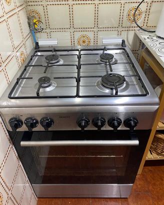 Cucina a gas con forno elettrico