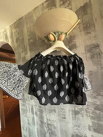 Top crop off-shoulder nero con maniche a campana