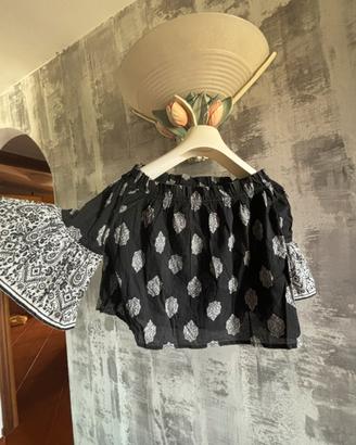 Top crop off-shoulder nero con maniche a campana