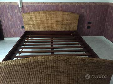 Letto matrimoniale in legno e rattan