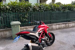 Hypermotard 821