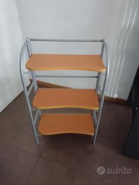Scaffale a tre ripiani 