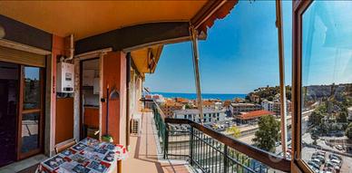 Luminoso appartamento vacanze con ampio balcone