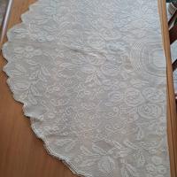 Tovaglia rotonda realizzata a uncinetto