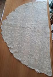 Tovaglia rotonda realizzata a uncinetto