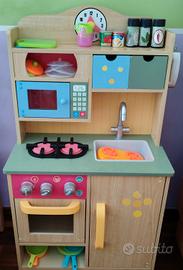 Cucina in legno colorata