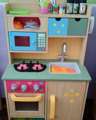 Cucina in legno colorata