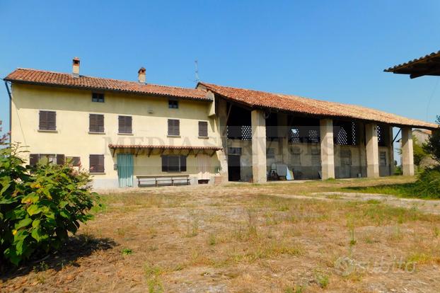 ANTICA CORTE AGRICOLA con ANNESSO TERRENO di OLTRE