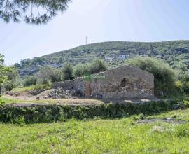 Rudere con terreno a Spartà