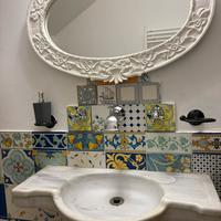 Lavandino in marmo specchio e rubinetteria vintage